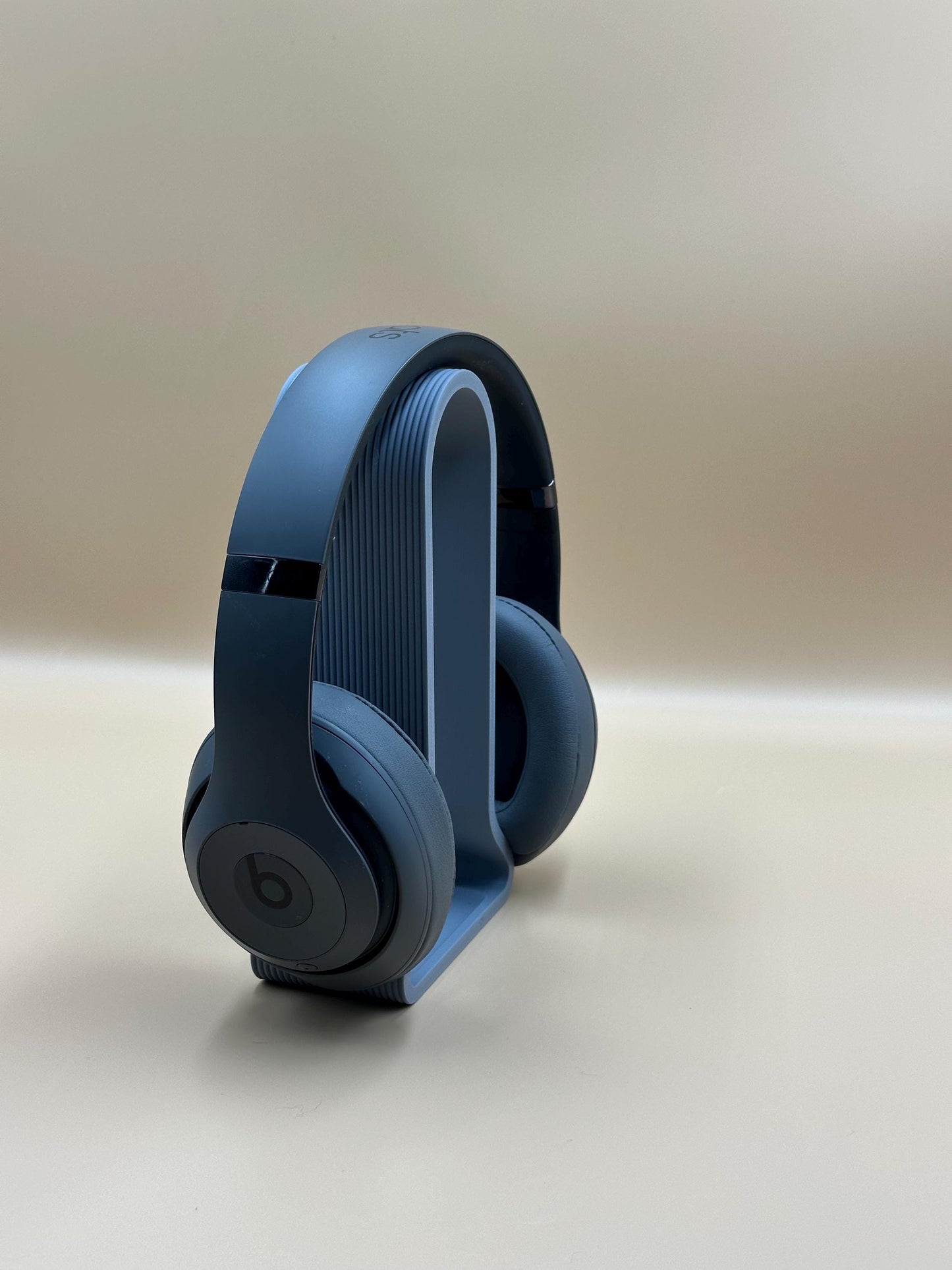 Modern Headphone Stand: Minimalist Desk Organizer, Durable Design