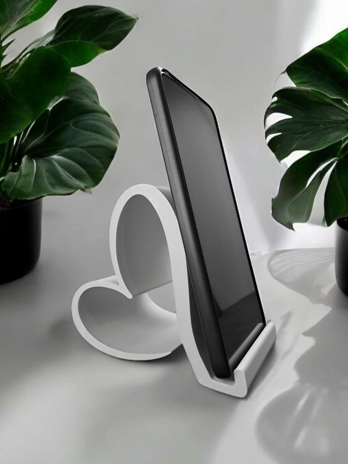 Adorable Heart Design Phone Holder for Gifting and Hands-Free Convenience