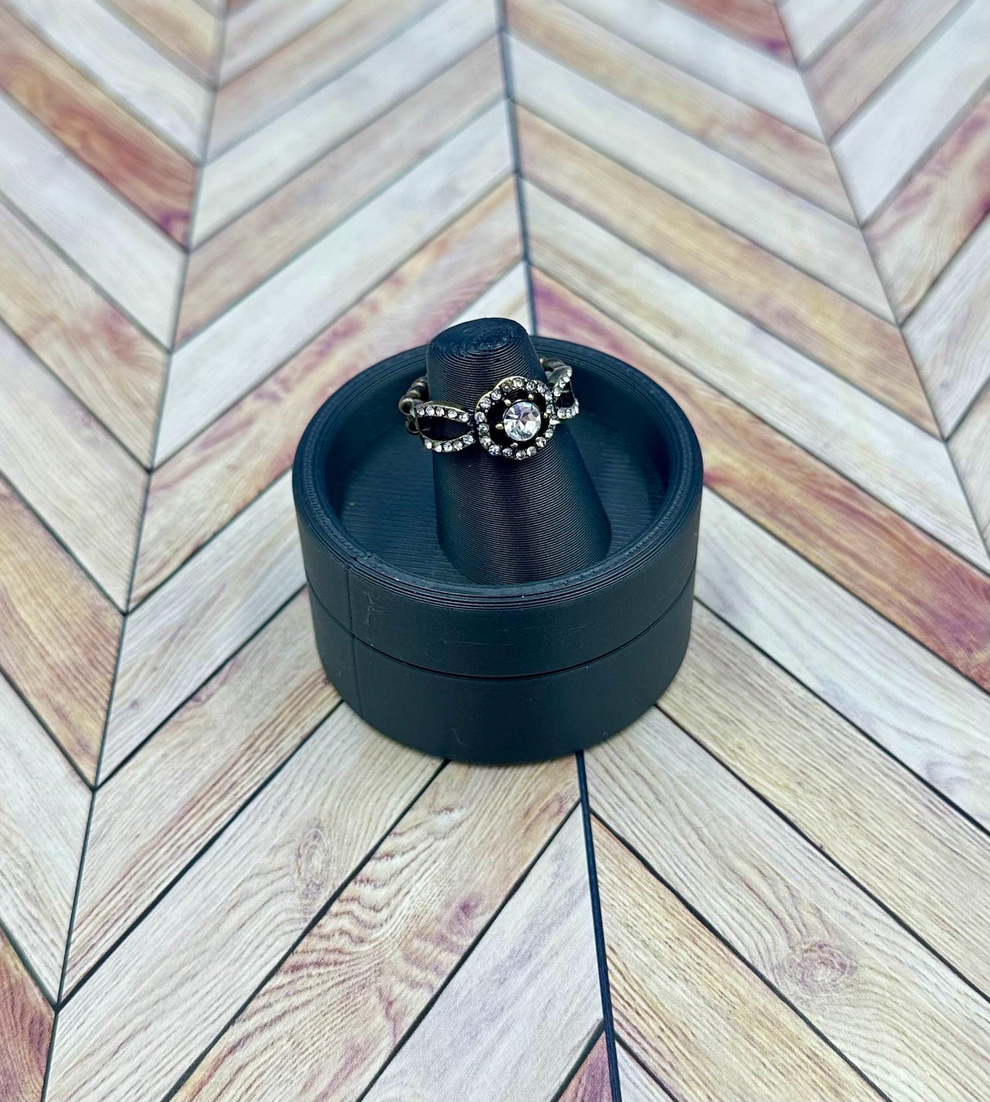 Sleek Minimalist Ring Holder Stand - Simple Jewelry Display